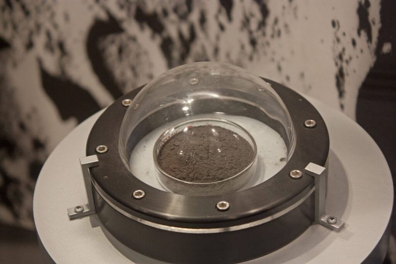 Próbka księżycowej gleby nosząca numer 70050 pochodzi z misji Apollo 17. Fot. Wknight94
