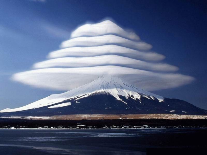 "Chmury soczewkowe nad wulkanem Fuji"