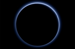 Niebieska atmosfera wokół Plutona. Fot. NASA/JHUAPL/SwRI