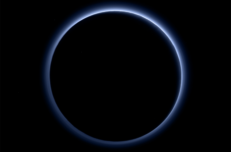 Niebieska atmosfera wokół Plutona. Fot. NASA/JHUAPL/SwRI