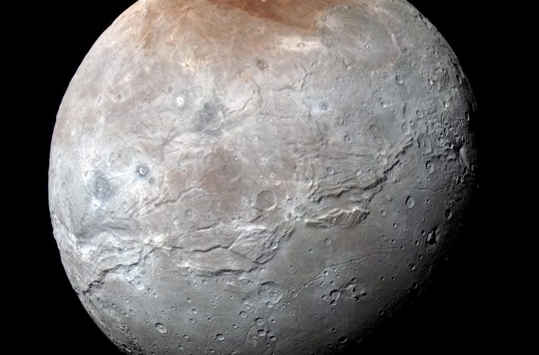 Zdjęcie Charona przesłane przez New Horizons. Fotografia powstała ze złożenia zdjęć zrobionych w paśmie czarwonym, niebieski i podczerwonym. Kolory zostały wzmocnione by pokazać różnice na powierzchni Charona. Fot. NASA/JHUAPL/SwRI [KLIKNIJ BY POWIĘKSZYĆ]