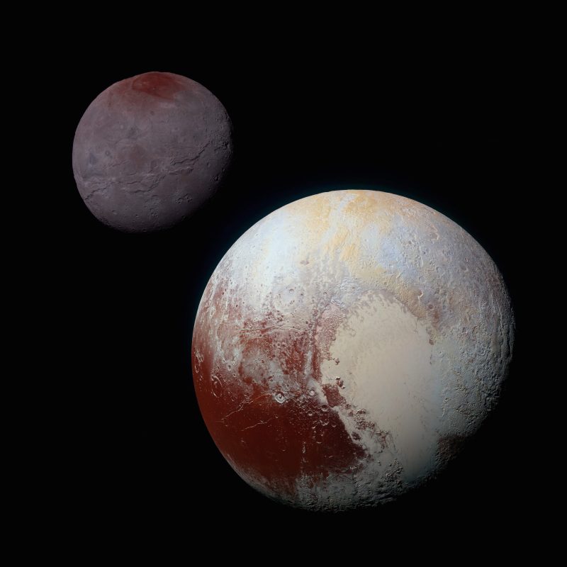 Porównanie powierzchni Plutona i Charona. Zdjęcia pokazują proporcje obu obiektów, ale nie zachowują odległości między nimi. Fot. NASA/JHUAPL/SwRI