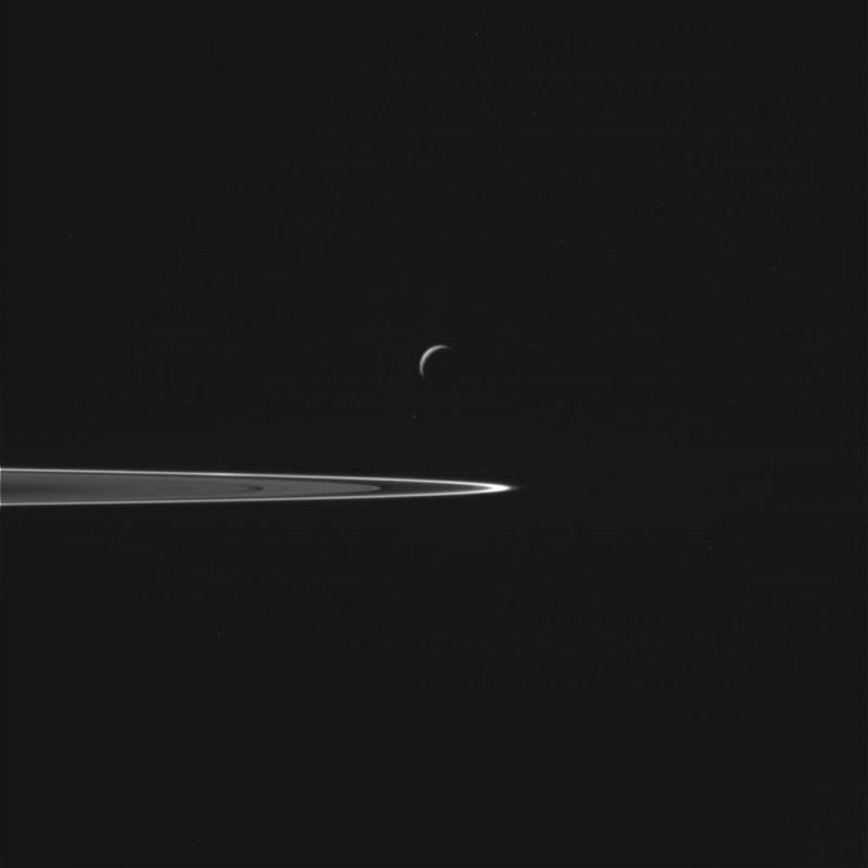 Enceladus i pierścień Saturna - Cassini oddala się od księżyca Fot. NASA/JPL-Caltech/Space Science Institute