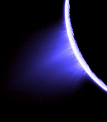 Gejzery lodowe na Enceladusie. Zdjęcie zrobione przez sondę Cassini w 2005 roku. Fot. NASA/JPL/Space Science Institute