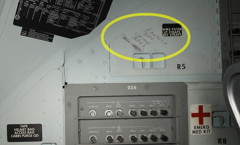 Napisy w kabinie Apollo 11. Fot. Smithsonian