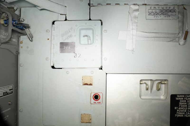 Kalendarz lotu i ostrzeżenie o śmierdzącej zawartości. Fot. Smithsonian [KLIKNIJ BY POWIĘKSZYĆ]