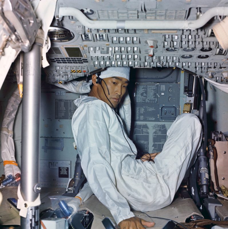 Wygląd kabiny wkrótce po lądowaniu w lipscu 1969 roku. Wewnątrz technik, John Harasaki. Za nim widać na ścianie kalendarz. Fot. Smithsonian [KLIKNIJ BY POWIĘKSZYĆ]