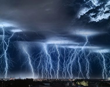 Fotografia zrealizowana podczas burzy w nocy 30/31.08.2015 roku przedstawia wyładowania atmosferyczne nad Warszawą. Obiektyw 50 mm, f1,4, lustrzanka pełnoklatkowa, zdjęcie zrealizowane z użyciem wężyka spustowego. Minimalna czułość, długi czas naświetlania. Fot. Grzegorz Krzyżewski