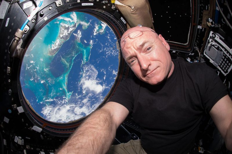 Scott Kelly przy oknie (zwanym Cupola) na Międzynarodowej Stacji Kosmicznej. Fot. NASA
