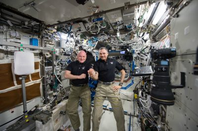 Scott Kelly i Michaił Kornienko, którzy razem spędzili 342 dni na Międzynarodowej Stacji Kosmicznej. Fot. NASA