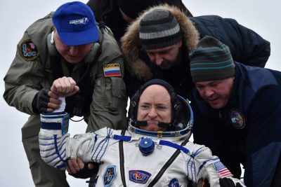 Scott Kelly zaraz po lądowaniu w Kazachstanie nie jest w stanie poruszać się samodzielnie. Fot. NASA