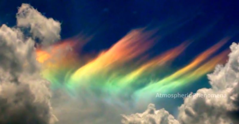 Iryzacja na chmurach. Fot. Atmospheric Phenomena/YouTube
