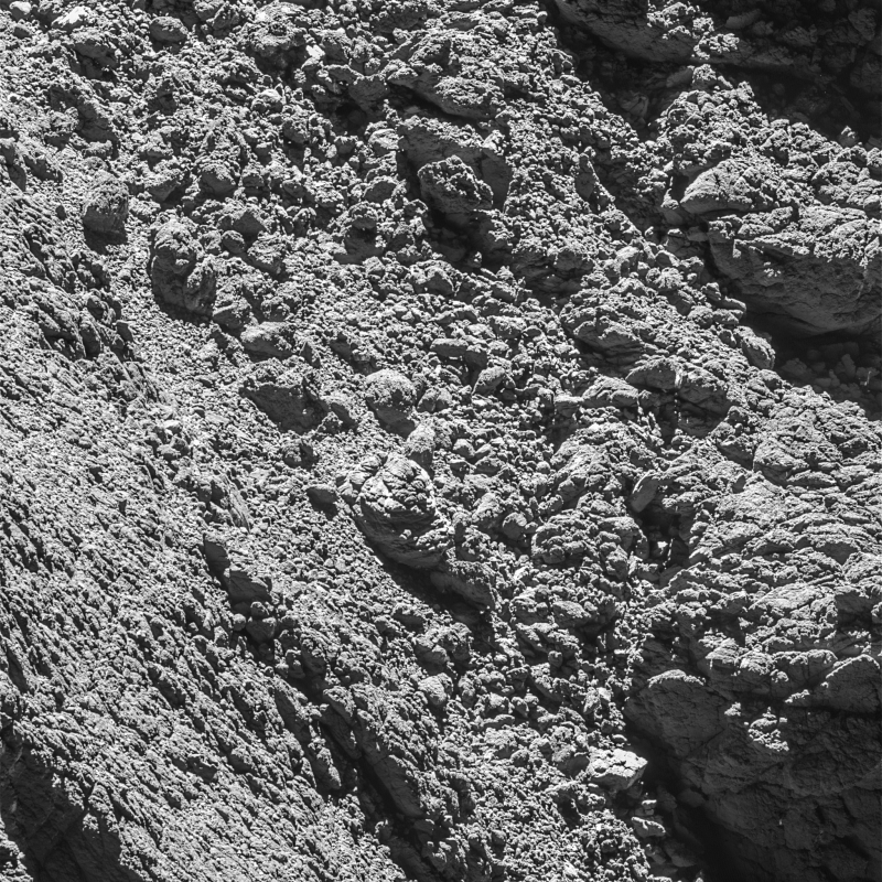 Zdjęcie, na którym udało się odnaleźć Philae. Leży tuż przy prawej krawędzi, nieco powyżej połowy wysokości fotografii w ciemnym obszarze. Fot. ESA/Rosetta/MPS for OSIRIS Team MPS/UPD/LAM/IAA/SSO/INTA/UPM/DASP/IDA [KLIKNIJ BY POWIĘKSZYĆ, ALE TO AŻ 5 MB]