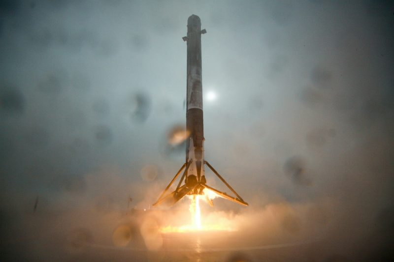 Pierwszy człon rakiety Falcon 9 ląduje na tratwie na Pacyfiku w styczniu 2016 roku. Fot. SpaceX