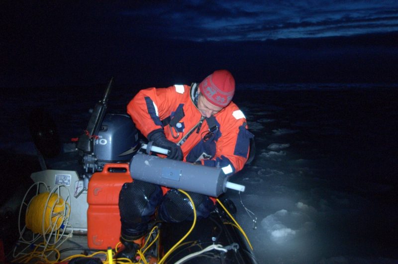 Tomasz podczas pracy na Spitsbergenie nocą polarną. Fot. Katarzyna Jankowska