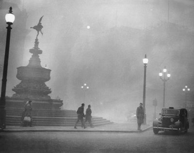 Plac Piccadilly Circus podczas Wielkiego Smogu Londyńskiego w 1952 roku Fot. Wikimedia Commons