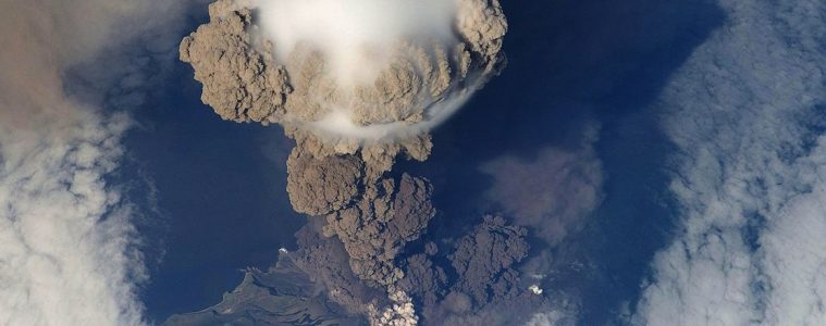 Erupcja wulkanu Saryczewa w 2010 roku widziana z Międzynarodowej Stacji Kosmicznej. Fot. NASA