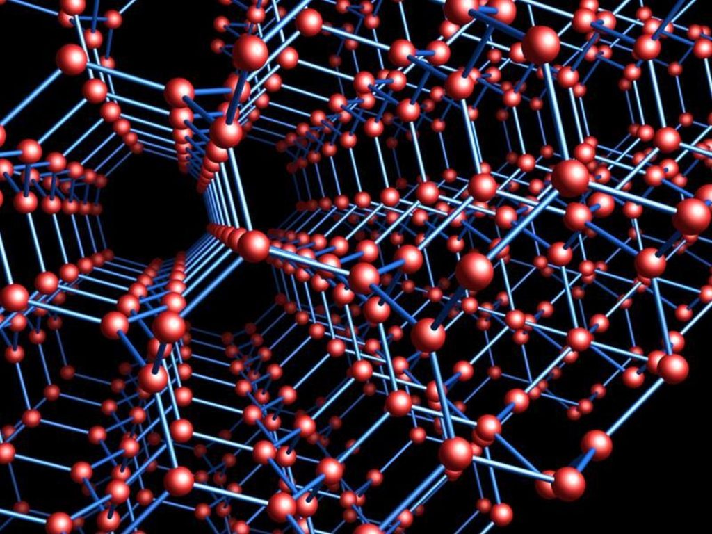 Sieć krystaliczna powtarza się w przestrzeni. Rys. Workbit/Wikimedia Commons