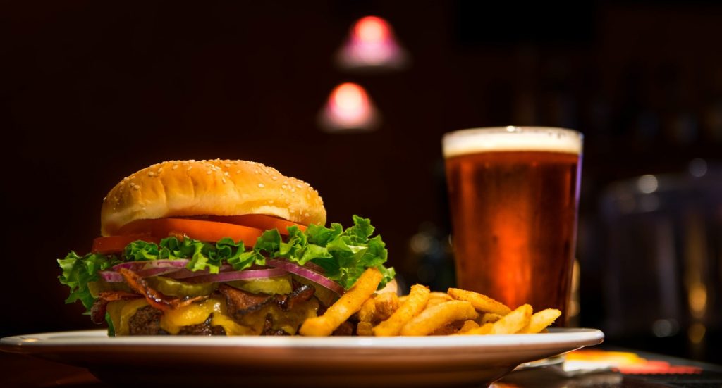 Dlaczego po alkoholu tak bardzo chce się jeść?