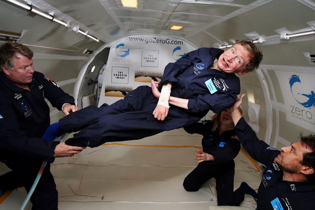 Stephen Hawking podczas lotu ze stanem nieważkości. Fot. Jim Campbell/Aero-News Network