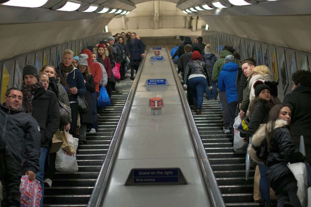 Stać czy wchodzić? Fot. 0x010C