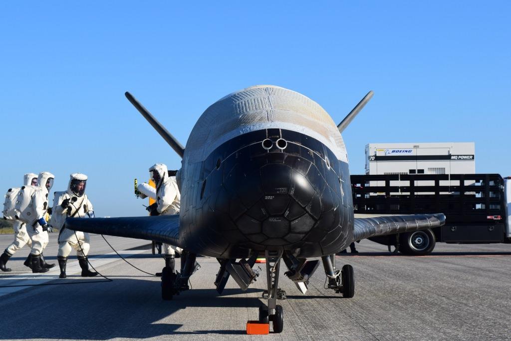 Wahadłowiec X-37B po powrocie na ziemię z najdłuższej misji. Fot. U.S. Air Force