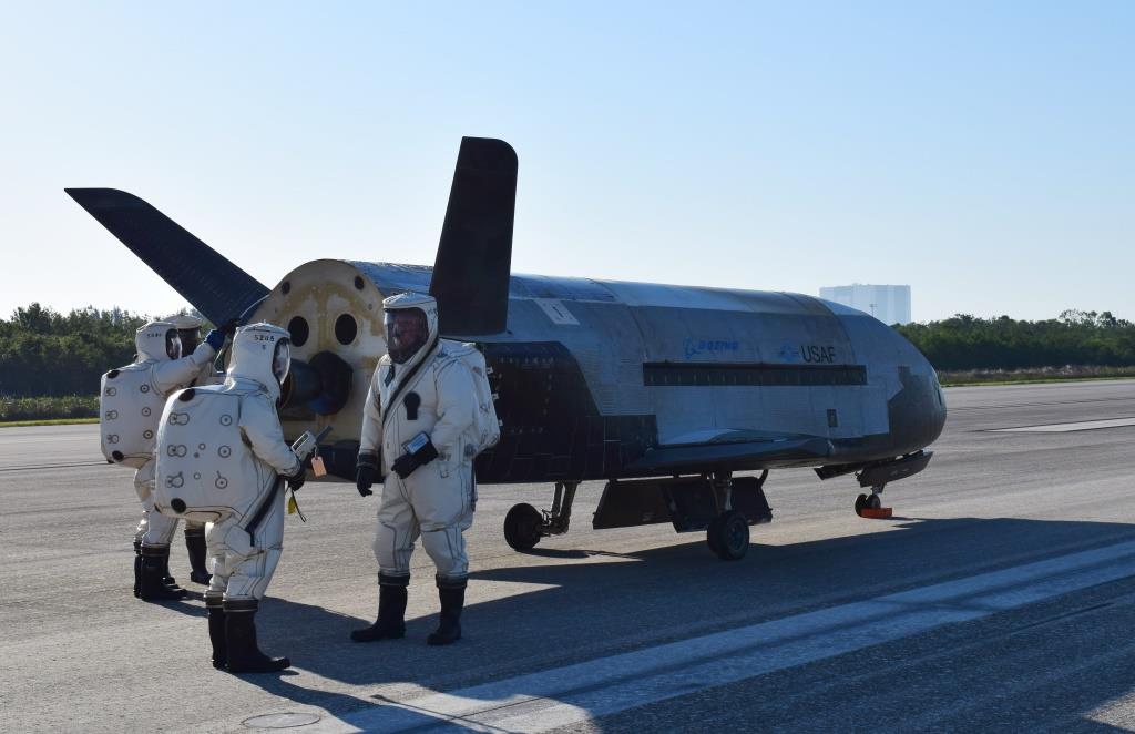Wahadłowiec X-37B po powrocie na ziemię z najdłuższej misji. Fot. U.S. Air Force