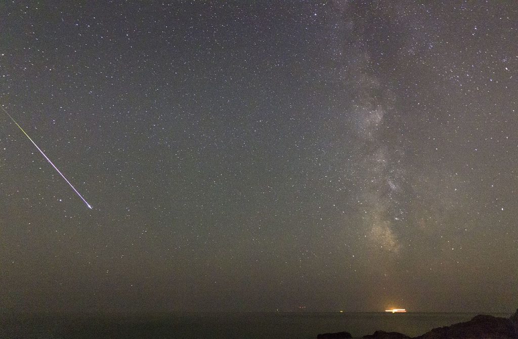 Jasny meteor z roju Perseidów. Fot. Christos Doudoulakis/Wikimedia (CC BY-SA 4.0)