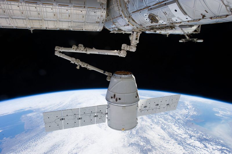 Kapsuła Dragon dokująca do Międzynarodowej Stacji Kosmicznej. Fot. NASA