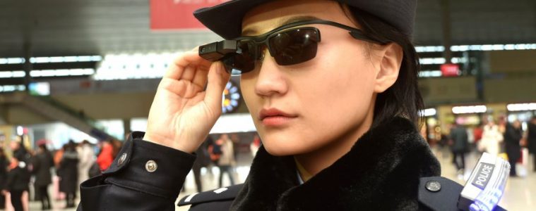 Chińskie okulary z systemem rozpoznawania twarzy. Fot. CHINA News Service