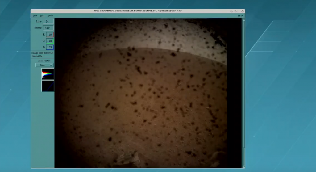 Pierwsze zdjęcie przekazane przez InSight. Jeszcze brudny obiektyw - to test transmisji. Fot. NASA/JPL