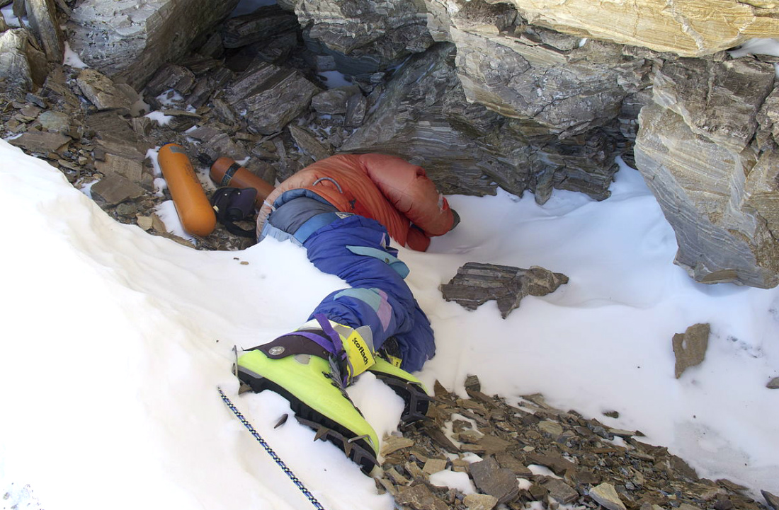 Everest Spod Topniejacych Lodowcow Wylaniaja Sie Ciala Himalaistow Crazy Nauka